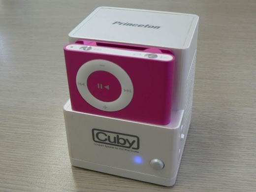 Cuby, un mini sistema de altavoces dock para iPod shuffle 2G