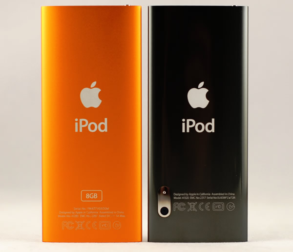 iPod nano de cuarta generación (izquierda) junto a iPod nano de quinta generación (derecha)